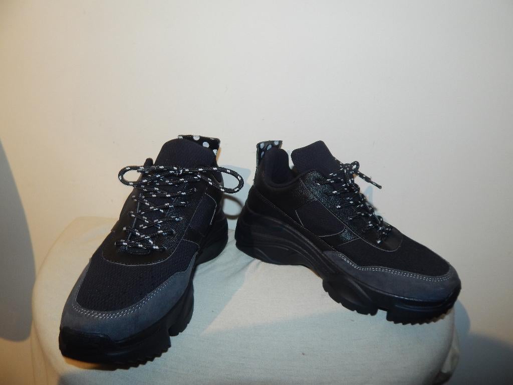 Essentiel Antwerp nieuwe sneakers witte stippen achter 36, Verzenden, Zwart, Nieuw, Sneakers of Gympen