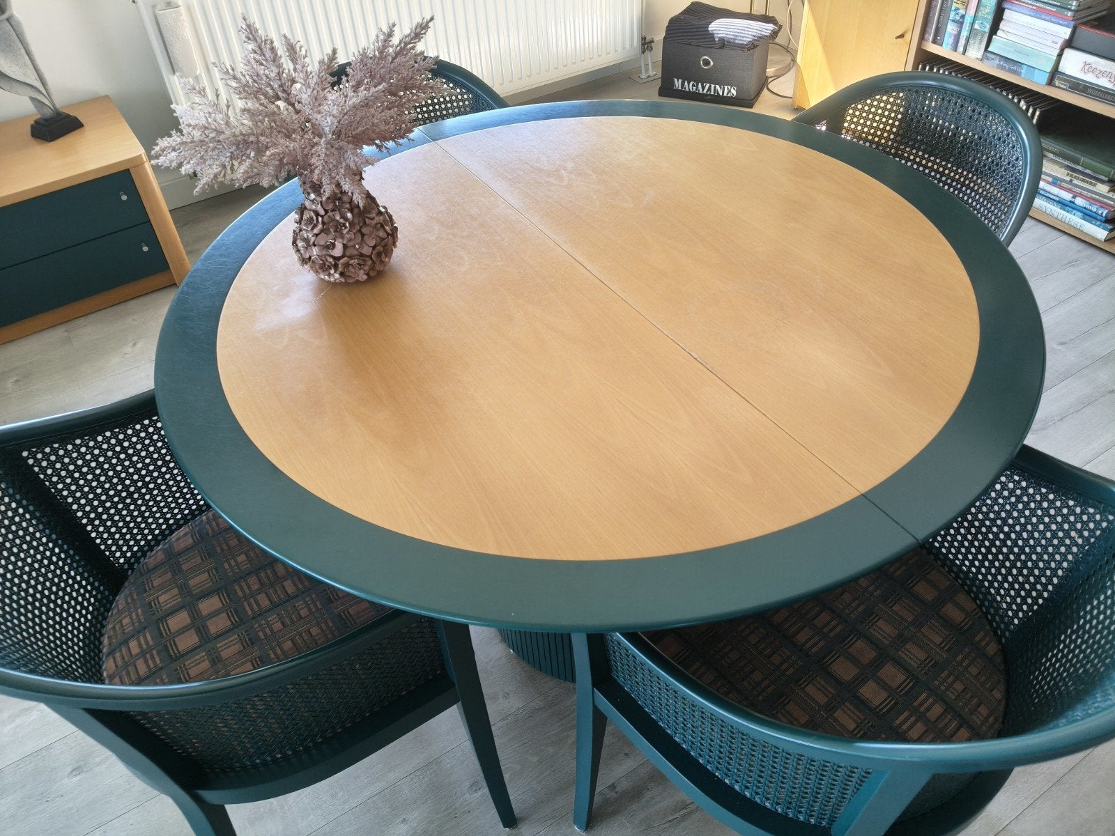 Vintage Meubelset: Eettafel, Stoelen, Vitrinekast, TV-k, Ophalen
