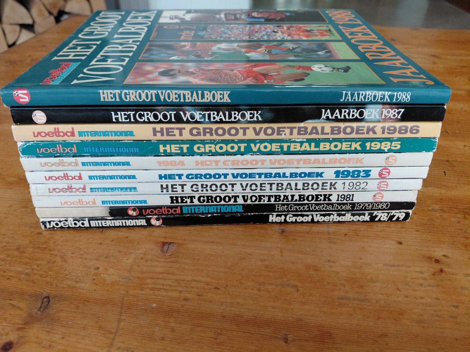 10 Voetbal International / Voetbalboek 1978 / 1988, Ophalen of Verzenden, Gelezen