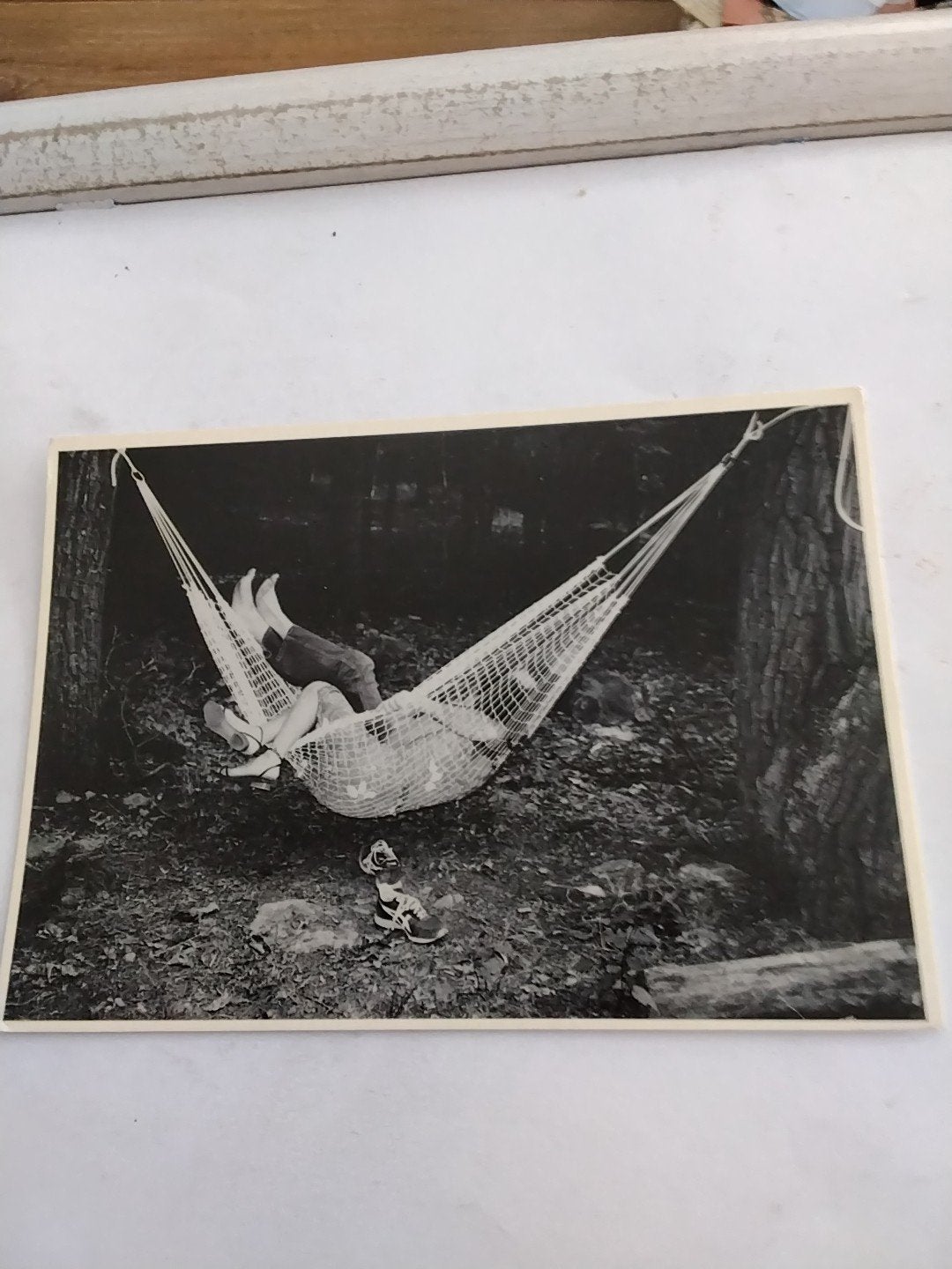 Vintage foto: Kind in hangmat, zwart-wit, Ophalen of Verzenden