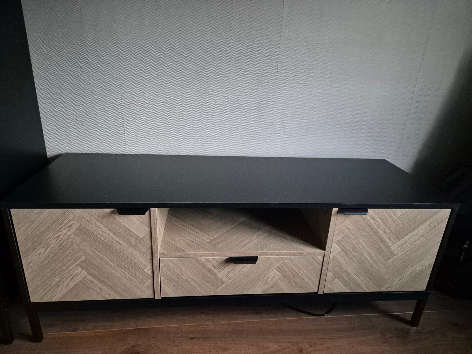 Stijlvolle TV-kast met visgraatmotief en opbergruimte, Huis en Inrichting, 100 tot 150 cm, Zo goed als nieuw, 25 tot 50 cm, Ophalen