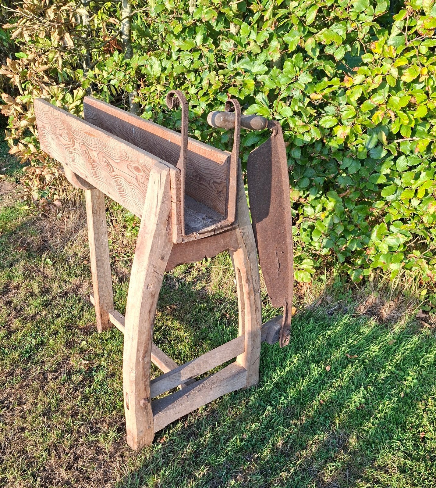 Antieke houten stro snijder, Ophalen