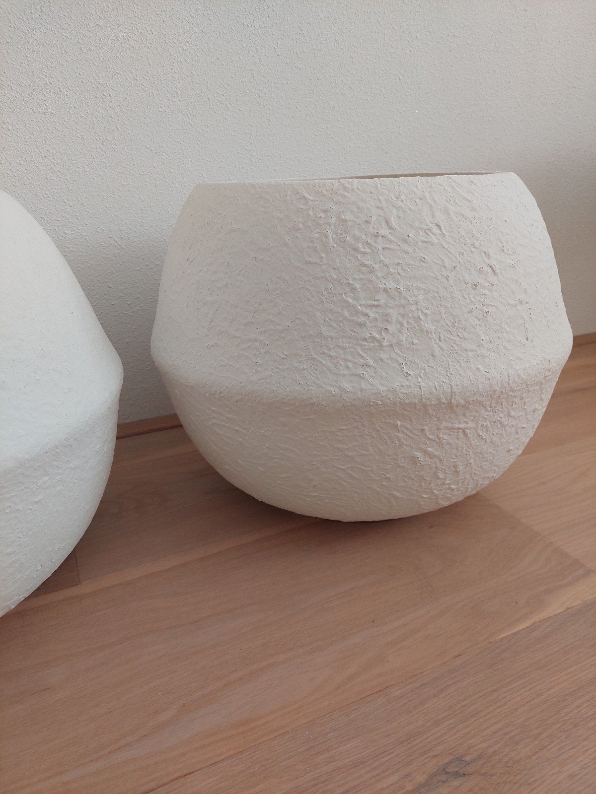 Witte pot met papier-maché look - set van 2, Overige materialen, Met patroon/structuur, Wit, Ophalen of Verzenden