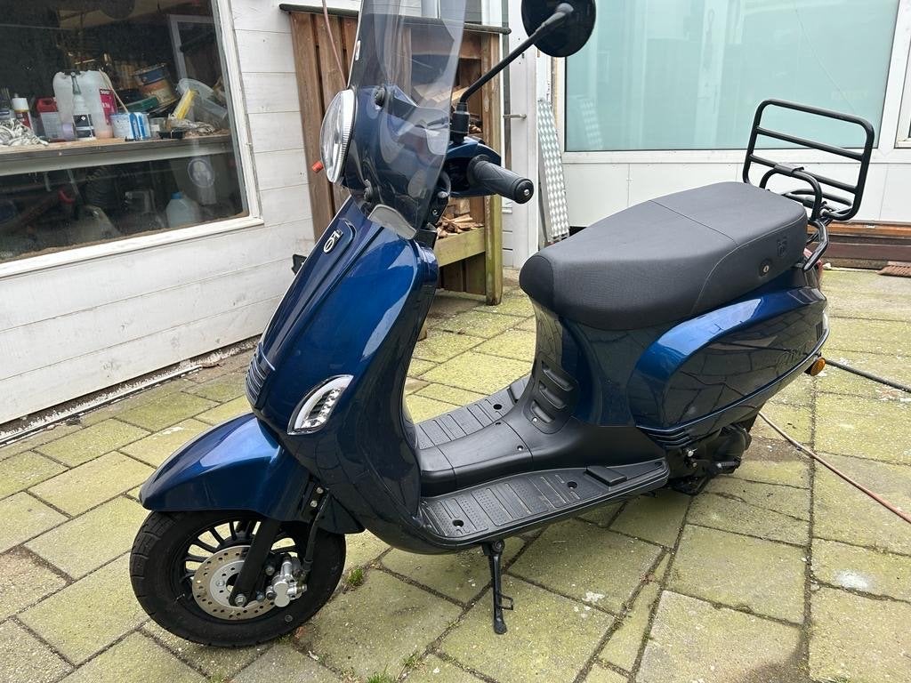 Blauwe Riva scooter - Zo goed als nieuw, Fietsen en Brommers, Scooters | Overige merken, Ophalen, Zo goed als nieuw, Maximaal 25 km/u