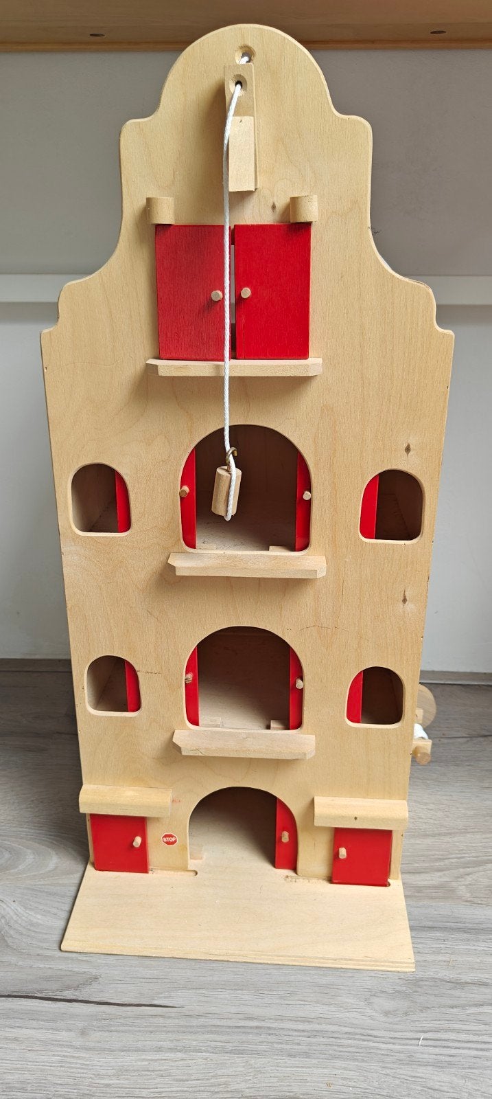 Houten speelgoed pakhuis met hijsfunctie, Ophalen, Zo goed als nieuw, Overige typen