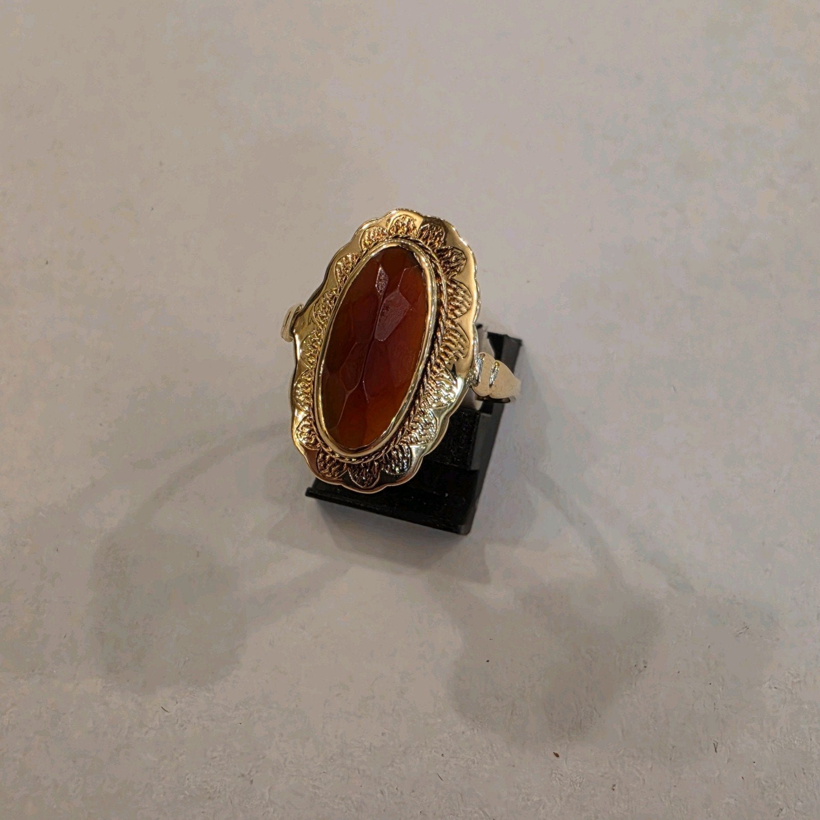 Vintage 14 karaats gouden ring bezet met Carneool geelgoud, 19 tot 20, Ophalen of Verzenden, Zo goed als nieuw, Met edelsteen