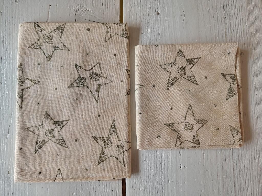 Mooie kerststof - sterretje op beige/zandkleur, quiltstof, Beige, Nieuw, Ophalen of Verzenden, 30 tot 120 cm