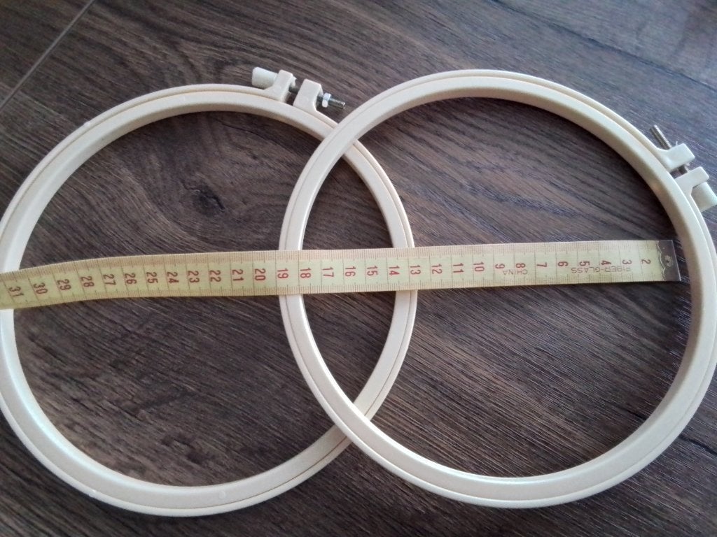 2 plastic borduurringen 18 cm, Ophalen of Verzenden, Zo goed als nieuw, Handborduren, Onderdeel of Toebehoren