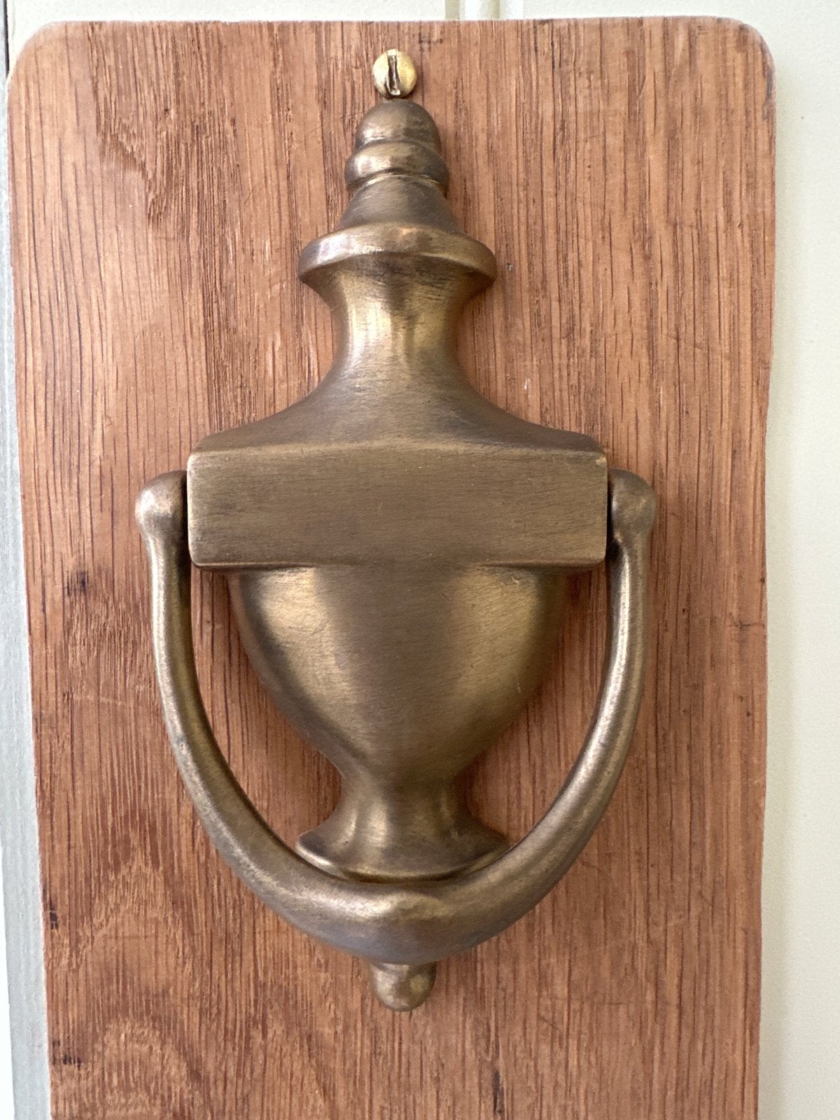 Klassieke bronzen deurklopper op houten plaat, Ophalen of Verzenden, Zo goed als nieuw