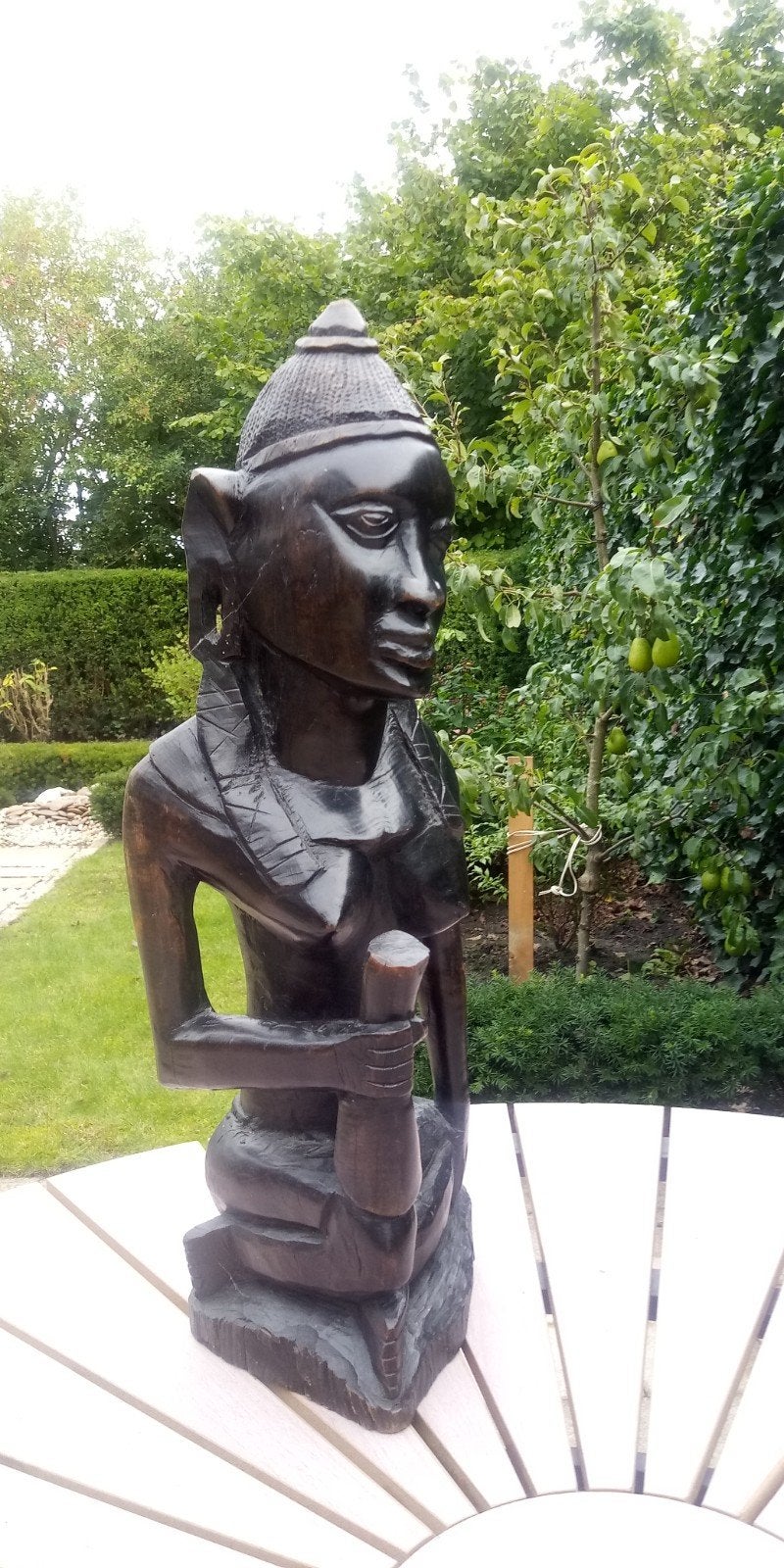 Houten Afrikaans Beeld - Zittende Vrouw. 50 cm, Ophalen, 50 - 100 cm, Handgemaakt, Zwart