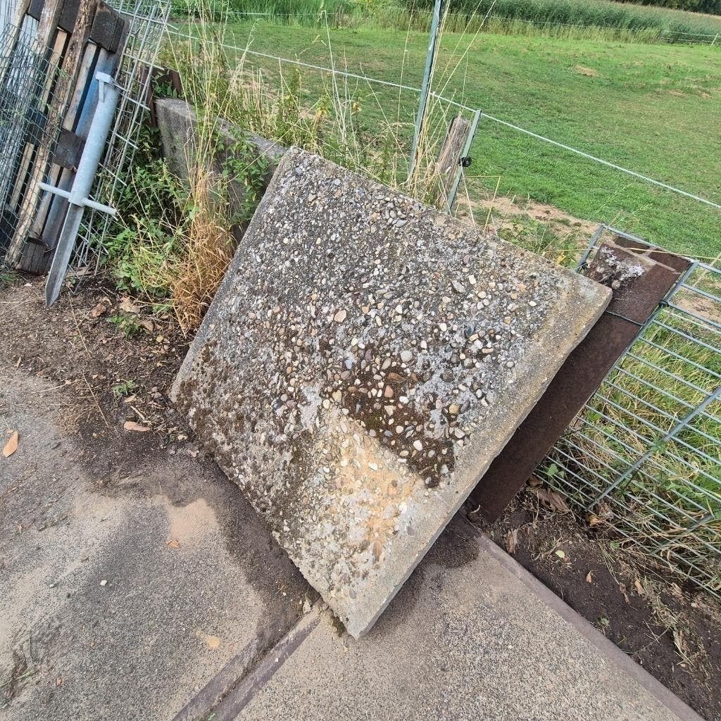 zware betonnen  funderingsplaat tegel  afm 102x100x6 cm
