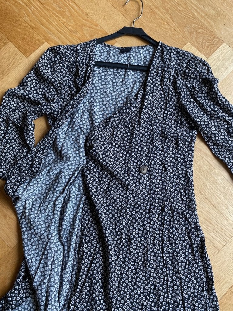 Overslag jurk bloemetjespatroon Urban Outfitters, mt S, Maat 38/40 (M), Zwart, Ophalen of Verzenden, Gedragen