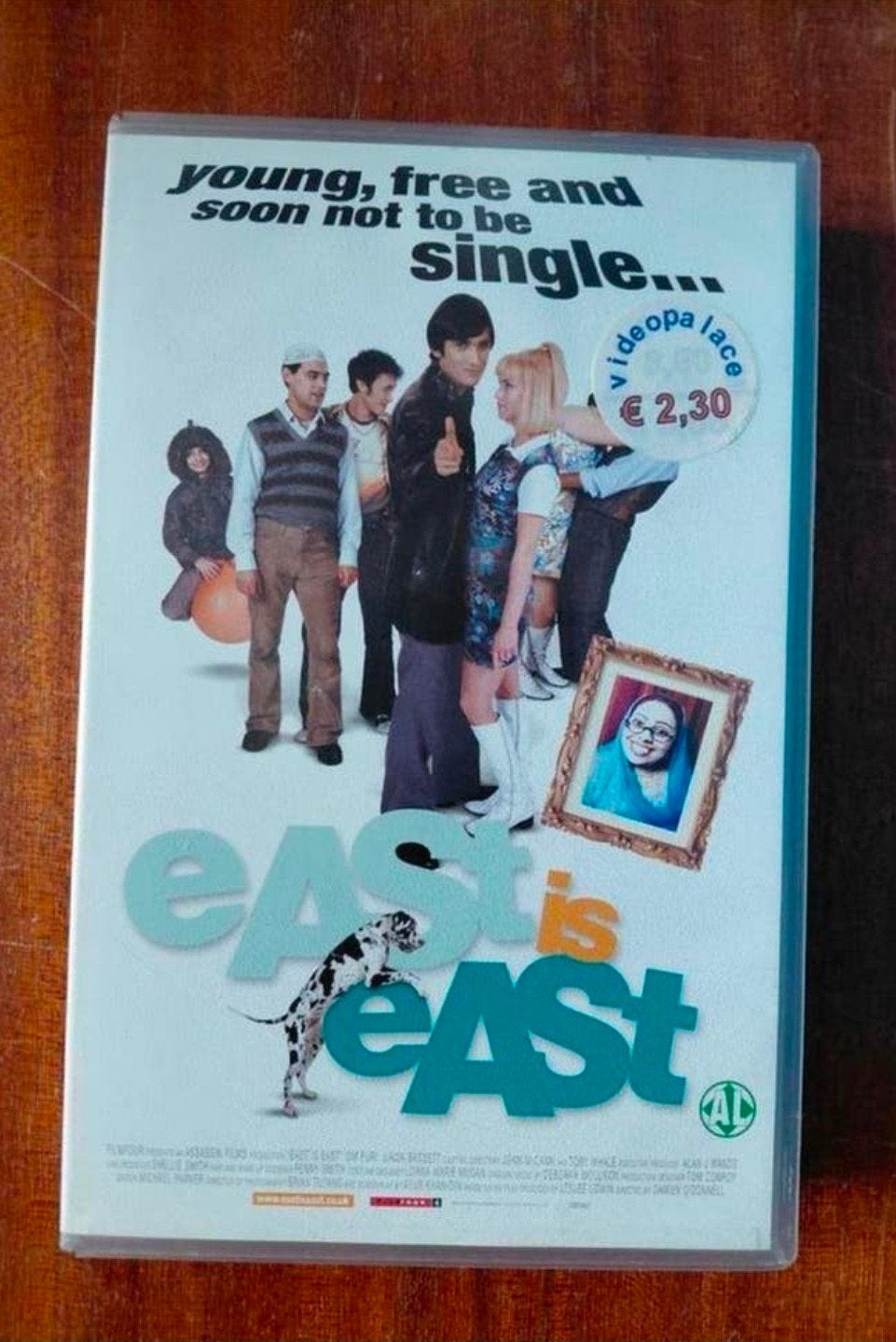 East is East Ex-Rental videoband. Grote hoes., Gebruikt, Ophalen of Verzenden, Komedie, Vanaf 12 jaar