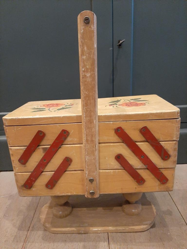 Oud klein naaidoosje / uitklapbaar, Ophalen of Verzenden, Gebruikt