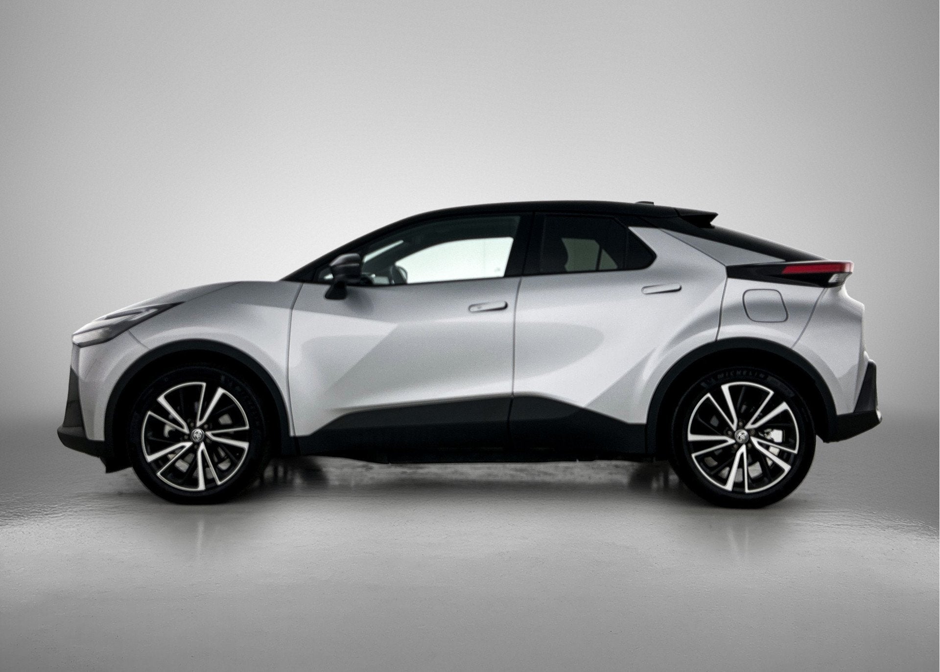 Toyota C-HR 2.0 Plug-in Hybrid 220 Executive | BTW voertuig, Auto's, Toyota, 4 cilinders, Leder en Stof, Automatische klimaatregeling