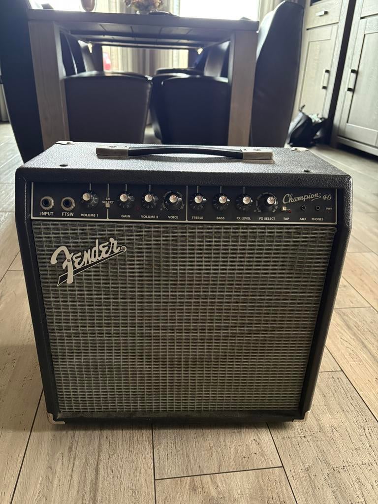 Fender champion 40 met kabels, Muziek en Instrumenten, Versterkers | Bas en Gitaar, Ophalen, Zo goed als nieuw, Minder dan 50 watt