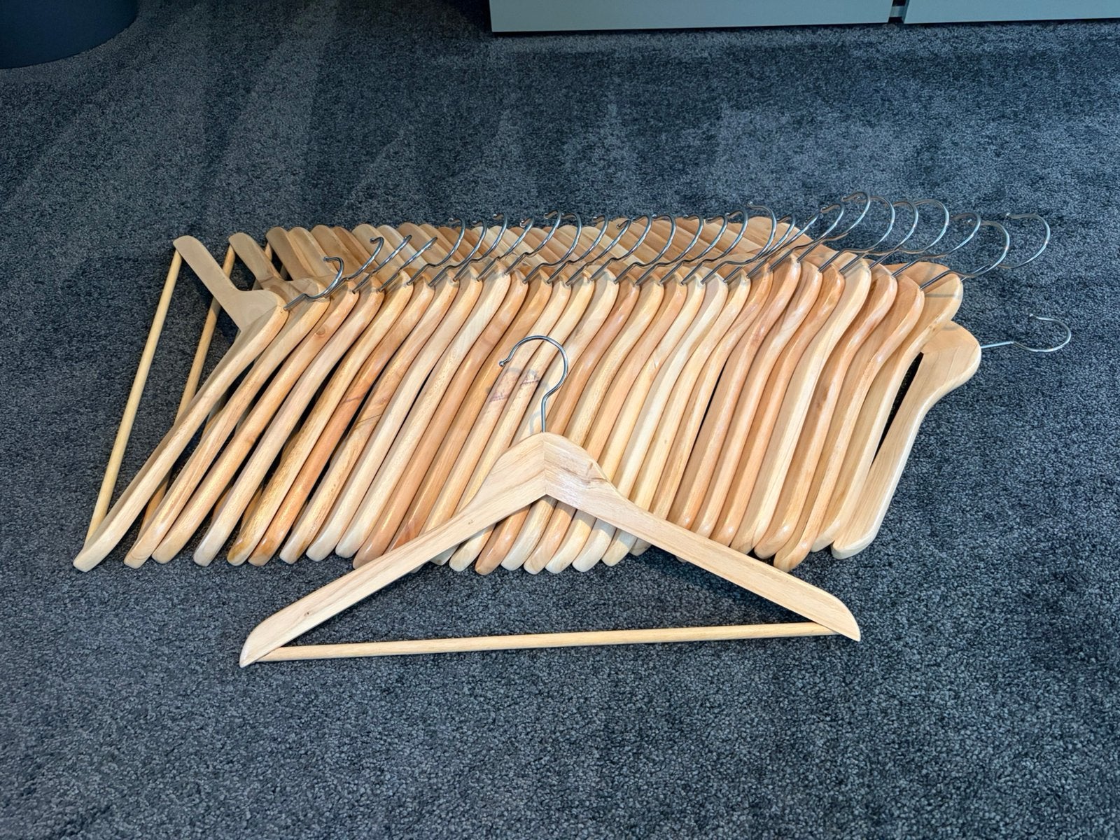 30 Houten kledinghangers Bumerang van de Ikea, Kleding | Dames, Kledinghangers, Ophalen, Zo goed als nieuw, Hout, Volwassenen