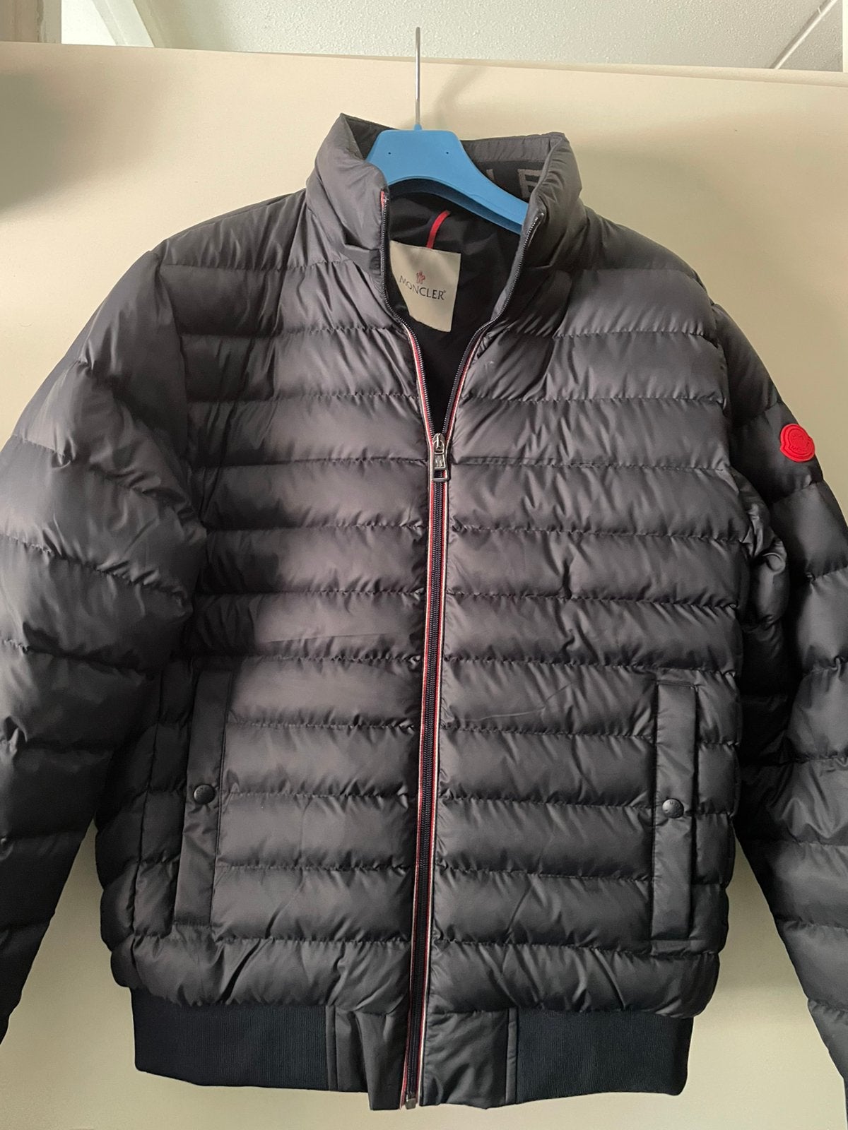 Moncler donkerblauwe jas, Verzenden, Zo goed als nieuw, Blauw
