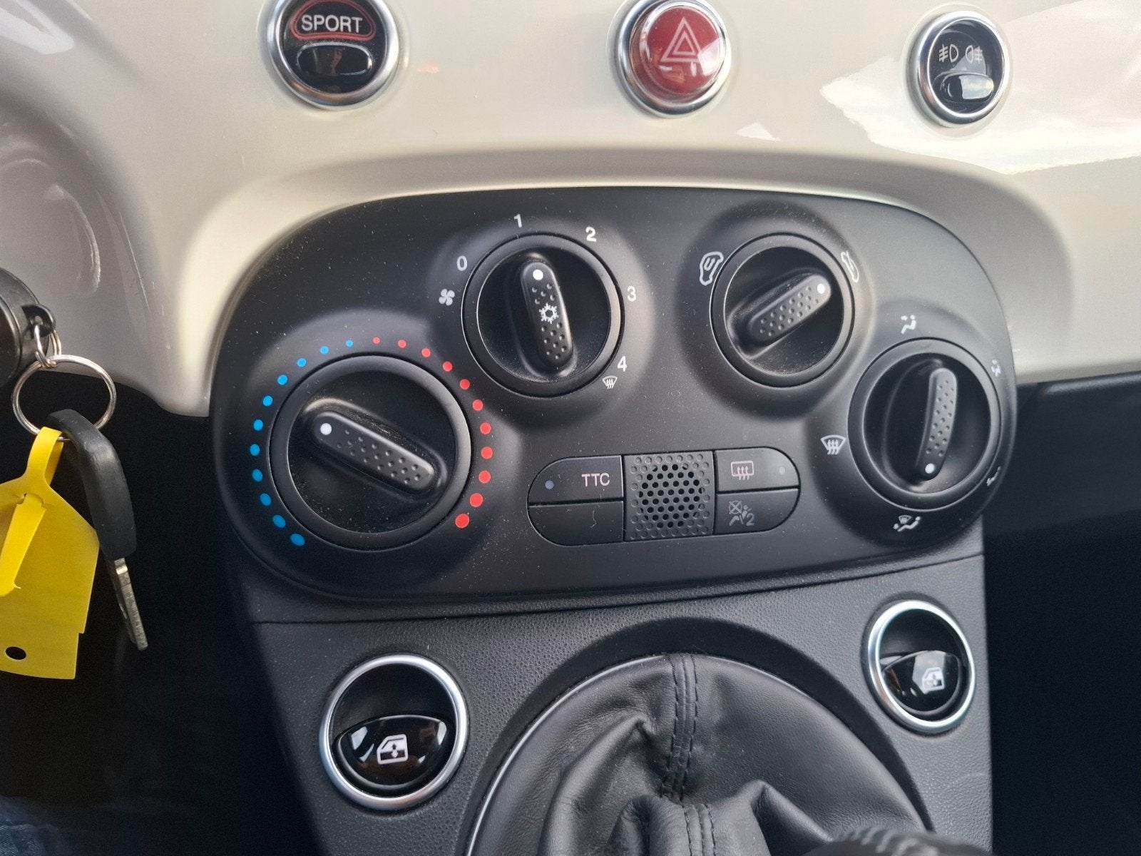 Foto 19 van Fiat 500 1.4 T-jet Abarth 595 145pk Wit 2019 Leder