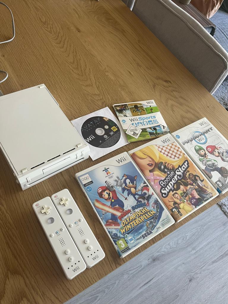 Nintendo Wii met 2 controllers en 4 games, Ophalen of Verzenden, Zo goed als nieuw, Met 2 controllers, Met games