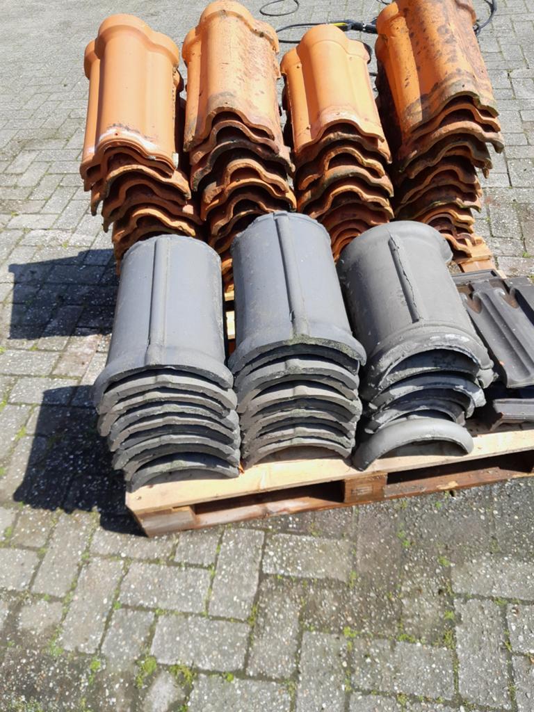 Gebruikte dakpannen en nokvorsten - diverse kleuren, Gebruikt, Ophalen of Verzenden, 15 m² of meer, Dakpannen