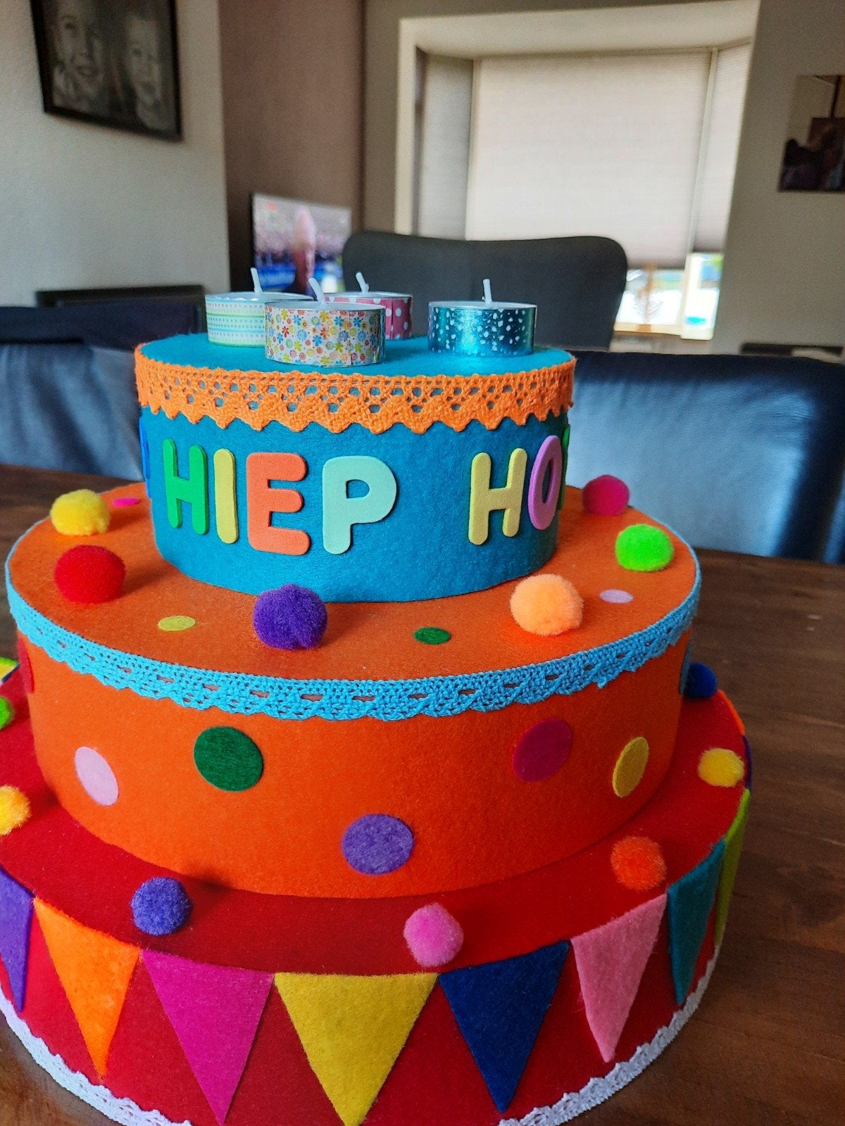 Feestelijke Verjaardagstaart(thema) van piepschuim  en vilt, Ophalen of Verzenden, Nieuw, Versiering, Verjaardag