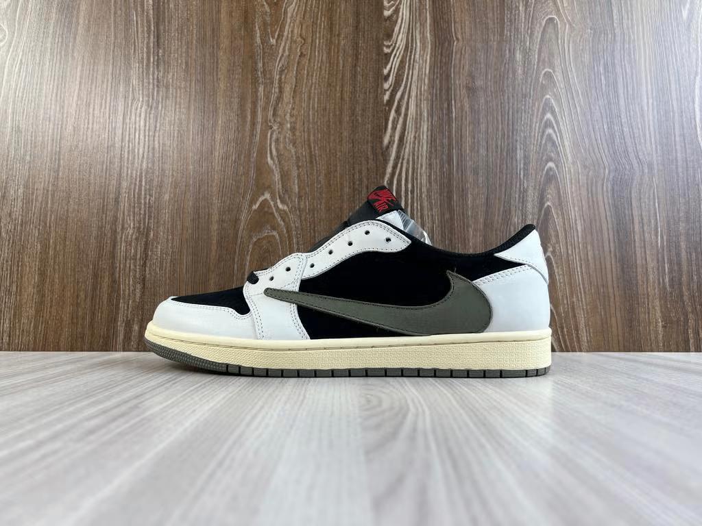 Jordan 1 Retro Low | SP Travis Scott Olive, Overige kleuren, Nieuw, Ophalen of Verzenden, Sneakers of Gympen