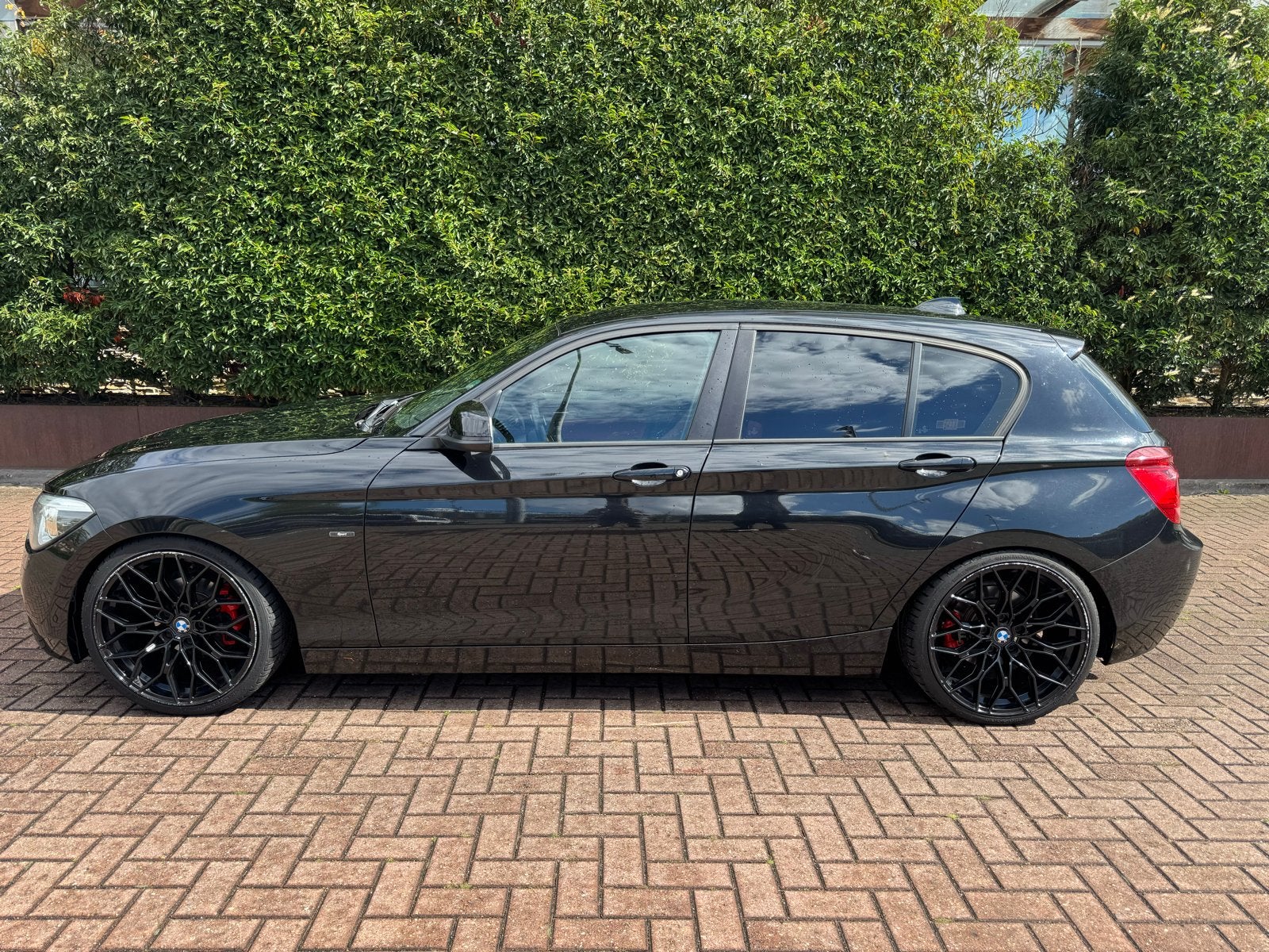 BMW 1-Serie 114I Upgr edition5DR|M-Pakket|Leer|Xenon|Keyless, Auto's, BMW, 1-Serie, Achterwielaandrijving, 4 cilinders, Zwart