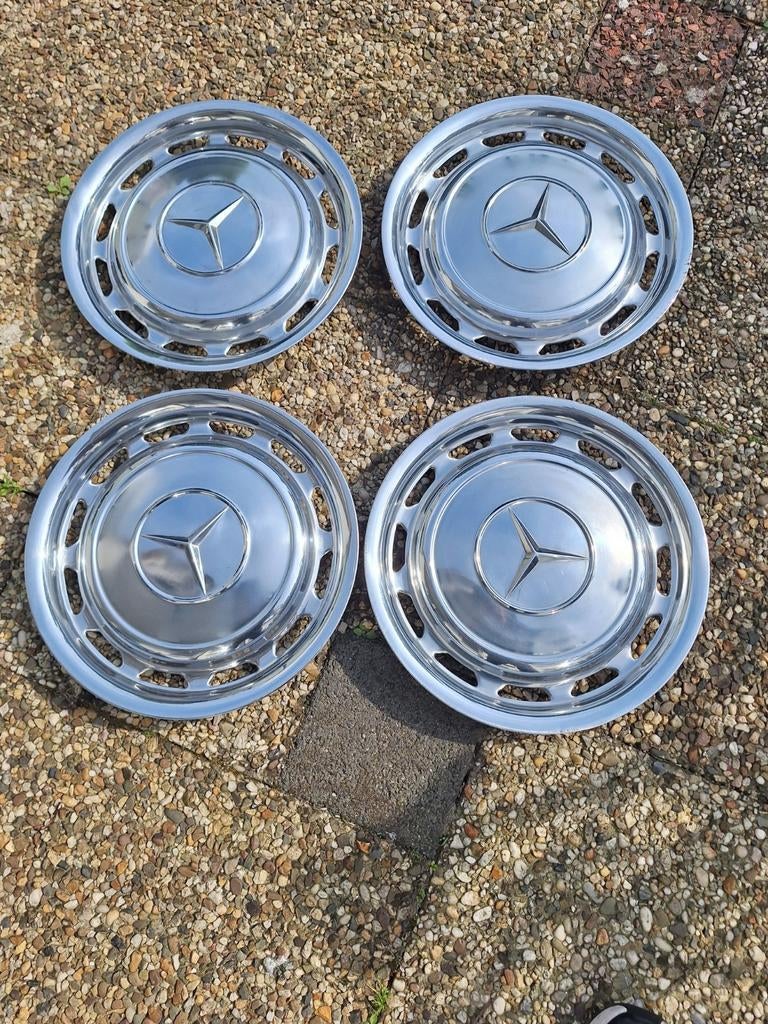 Mercedes vintage wieldoppen., Ophalen