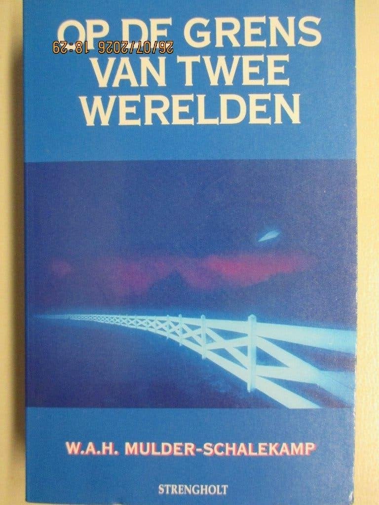 W.A.H.Mulder-Schalekamp - Op de grens van twee werelden, Boeken, Achtergrond en Informatie, Ophalen of Verzenden, Zo goed als nieuw