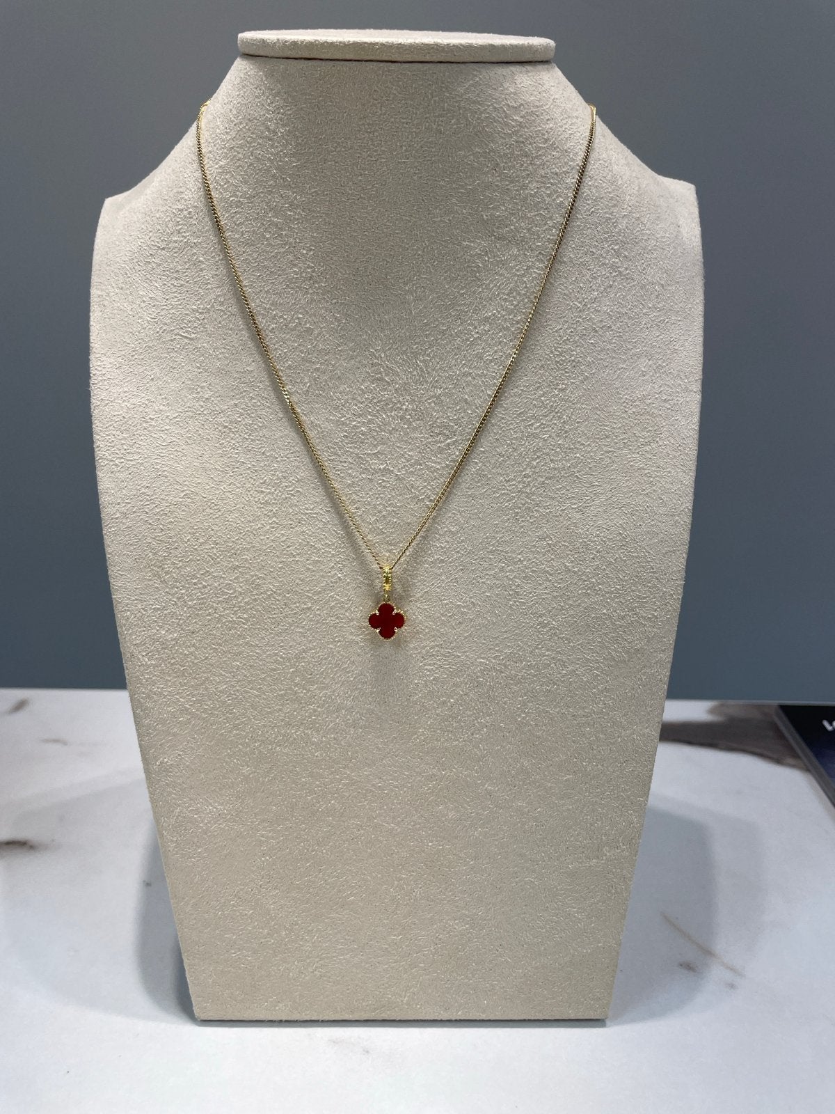 Van Cleef & Arpels Vintage Alhambra Hanger 18k Goud Carnelia, Gebruikt, Ophalen of Verzenden, Rood, Goud