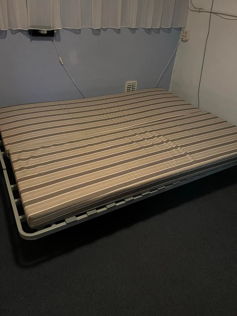 Bedbank met gestreept matras, Ophalen, Gebruikt, Bruin, Tweepersoons