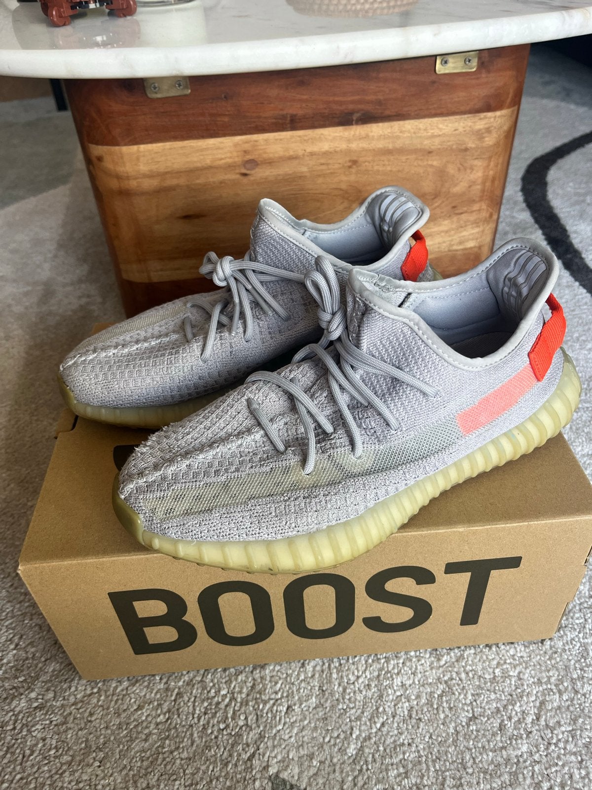 Adidas Yeezy Boost 350 V2 Tail Light - Maat 43 1/3, Kleding | Heren, Schoenen, Ophalen of Verzenden, Gedragen, Overige kleuren