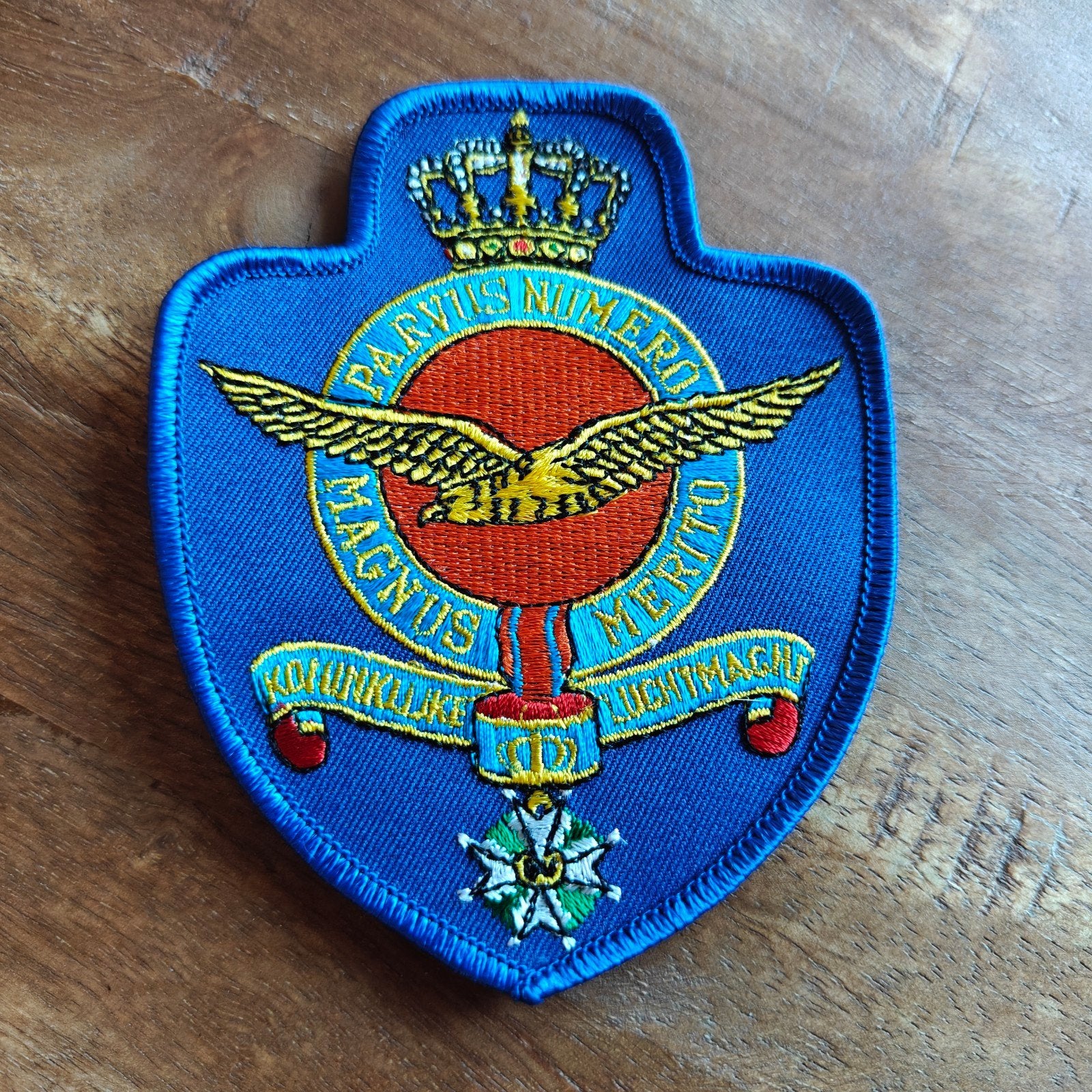 Origineel Embleem Koninklijke Luchtmacht (KLu) Parvus Numer, Verzamelen, Ophalen of Verzenden, Luchtmacht, Nederland, Embleem of Badge