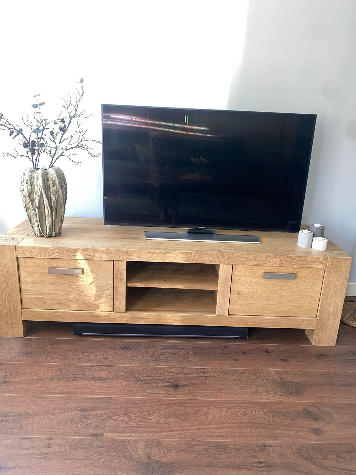 Massief eiken tv-meubel met opbergruimte, Huis en Inrichting, Kasten | Televisiemeubels, Ophalen, 150 tot 200 cm, Eikenhout, Zo goed als nieuw