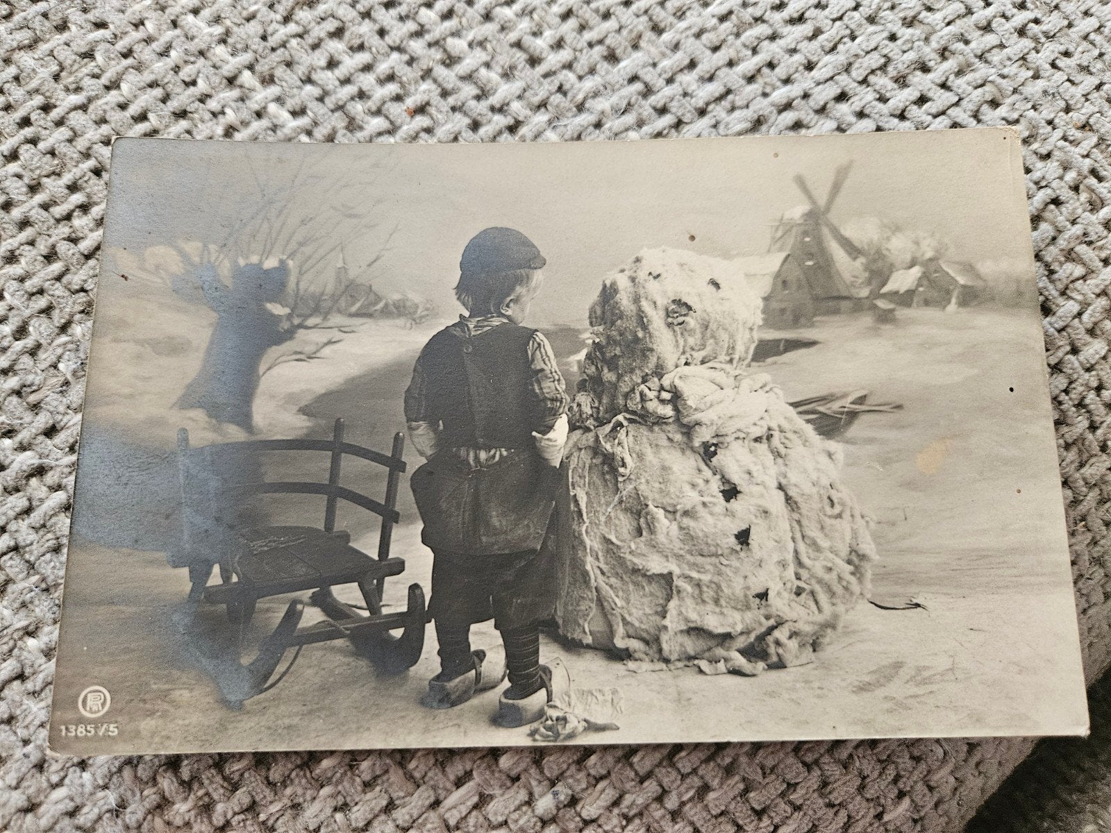 Sneeuwpop Jongen met slee in de sneeuw, Ophalen of Verzenden, Voor 1920, Gelopen