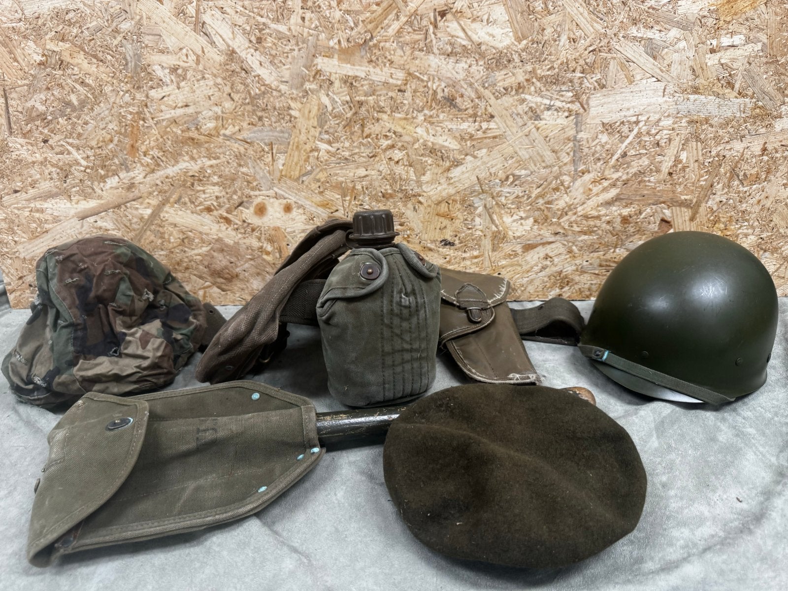 Militaria Verzameling: M53 Helm, klapschep, holster - ReK4, Overige gebieden, Ophalen of Verzenden, X, Landmacht
