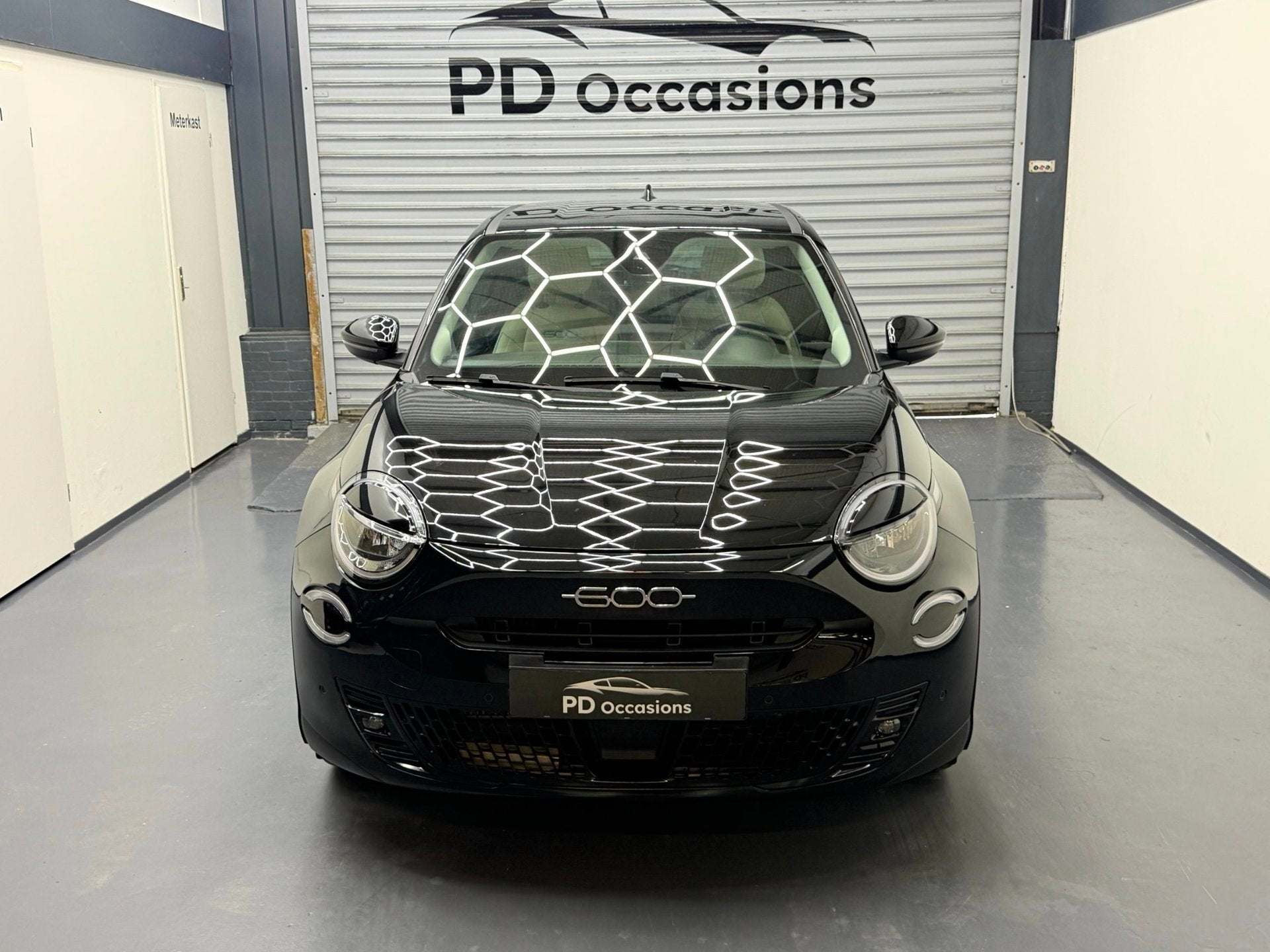 Fiat 600 1.2 Hybrid 145PK La Prima - Wit leer -Elek. Achterk, Auto's, 145 pk, Gebruikt, 1199 cc, Zwart