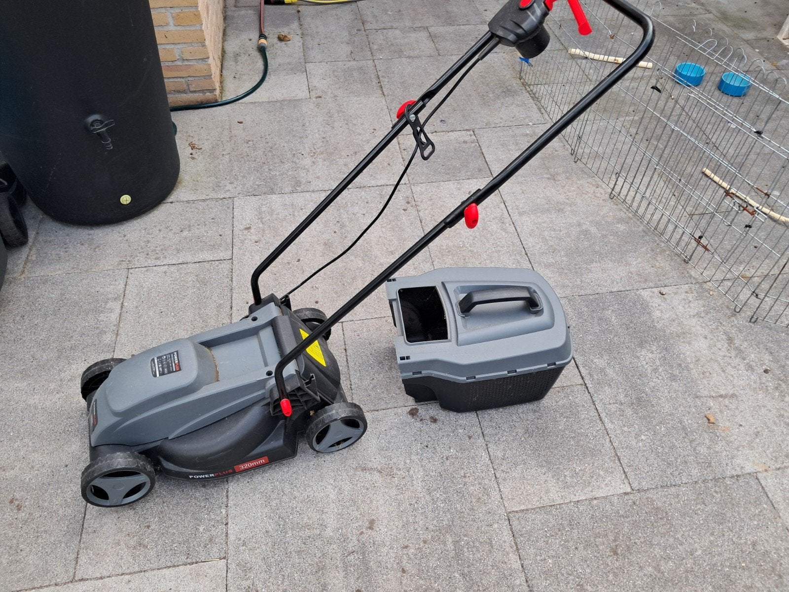 Elektrische grasmaaier met opvangbak - Powerplus 320mm, Ophalen, Cirkelmaaier, Gebruikt, Elektrische grasmaaier