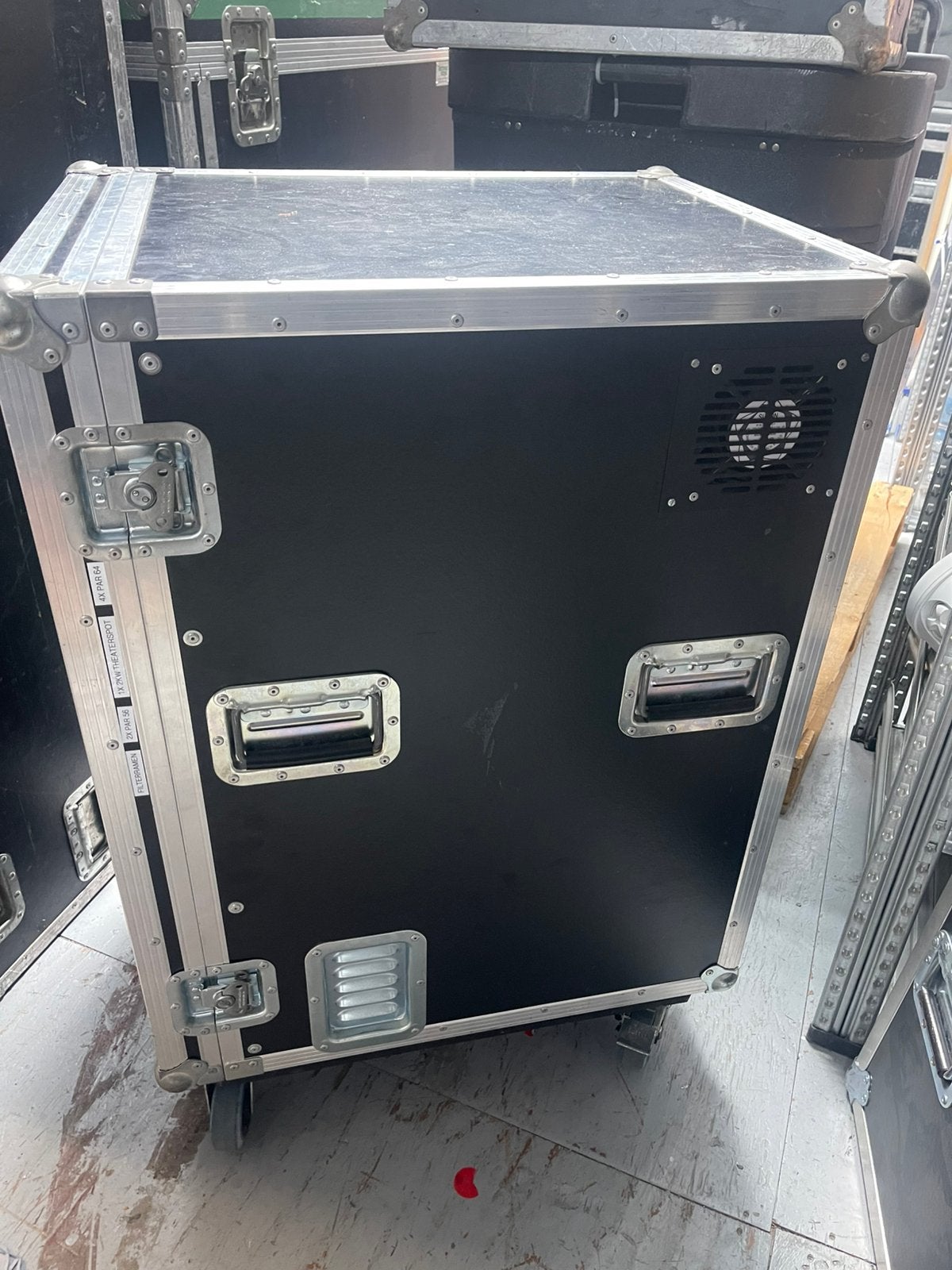 FLIGHTCASE 19Inch 18He Hoog 57cm inbouw Incl Bleu wheels nr1, Ophalen, Gebruikt, Overige instrumenten, Flightcase