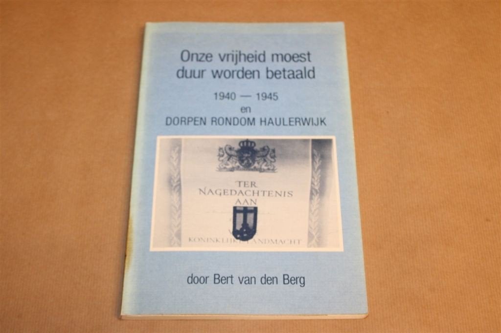Onze Vrijheid Moest Duur Worden Betaald — Haulerwijk 40-45, Boeken, Geschiedenis | Stad en Regio, Ophalen of Verzenden, Gelezen