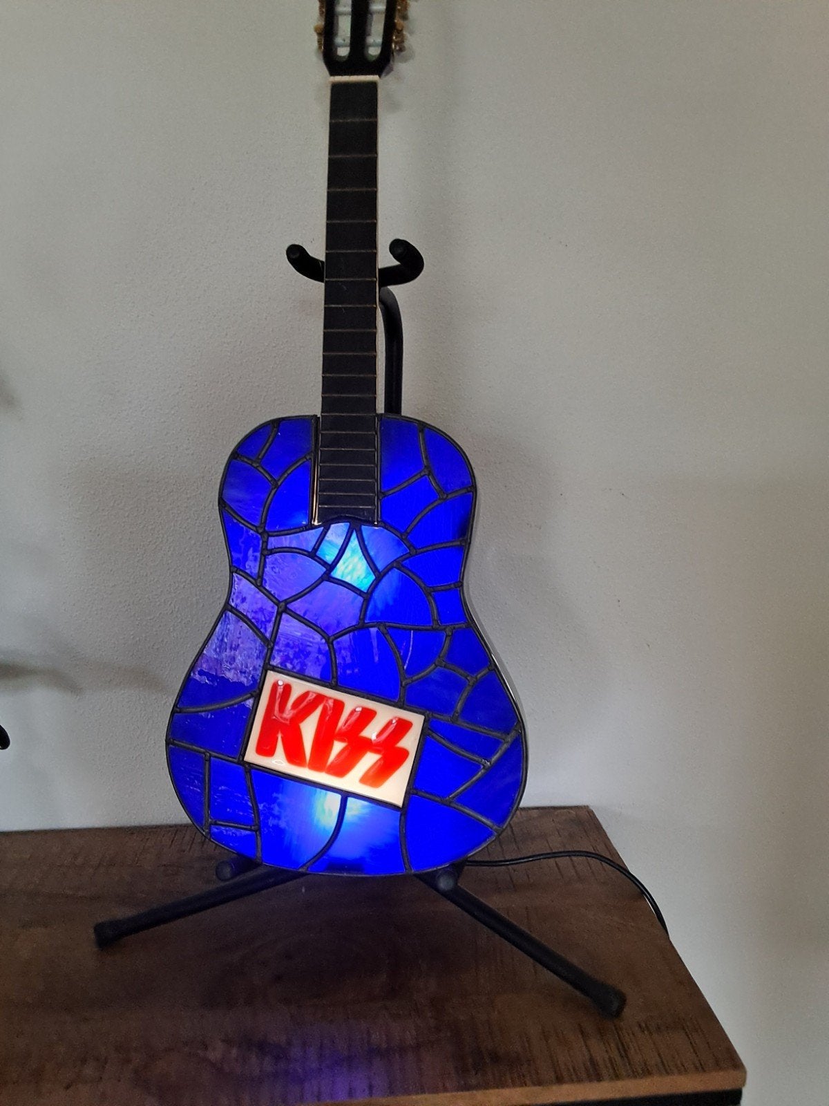 Unieke gitaarlamp met glas in lood en KISS-logo, Ophalen