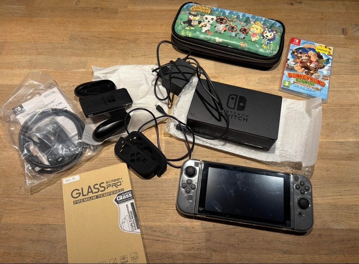 Nintendo Switch OLED met accessoires en game donkey kong, Spelcomputers en Games, Spelcomputers | Nintendo Switch, Zo goed als nieuw