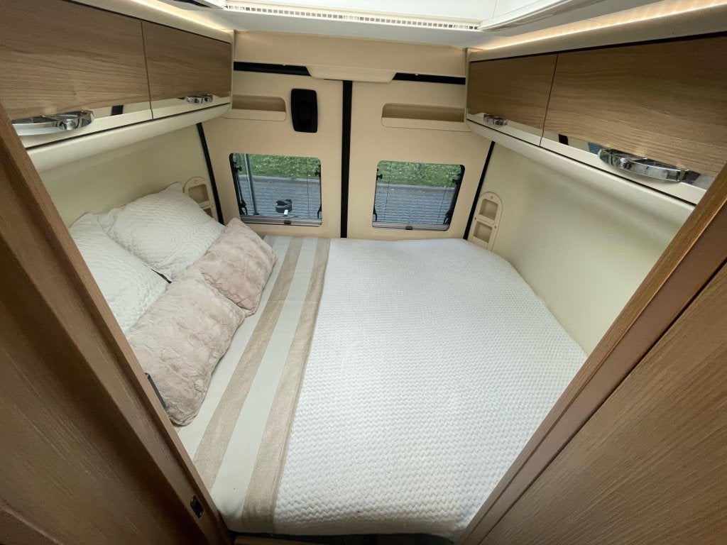 Adria Twin 640 SPX DWARSBED ZONNEPANEEL BEARLOCK EURO6, Caravans en Kamperen, Buscamper of Camperbus, Ringverwarming, Fiat, 6 tot 7 meter