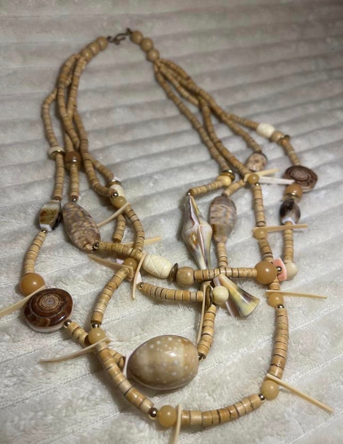 Prachtige Schelpenketting met Vier Stringen - Zomerse Look, Ophalen of Verzenden, Nieuw, Bruin, Overige materialen