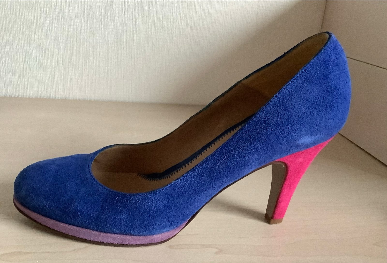 Blauwe suède pumps met roze hak, Ophalen of Verzenden, Gedragen, Blauw, Pumps