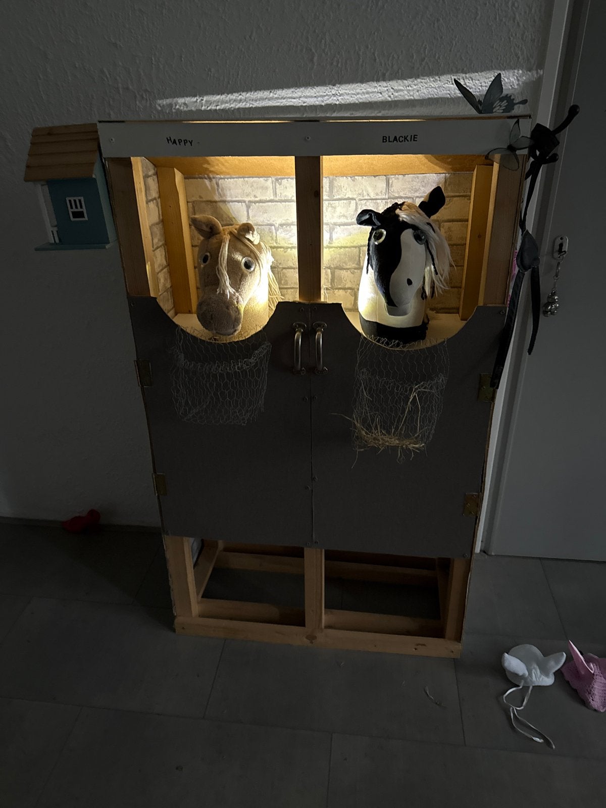 Hobbyhorse stal met accessoires en hindernis, Ophalen, Zo goed als nieuw, Jongen of Meisje