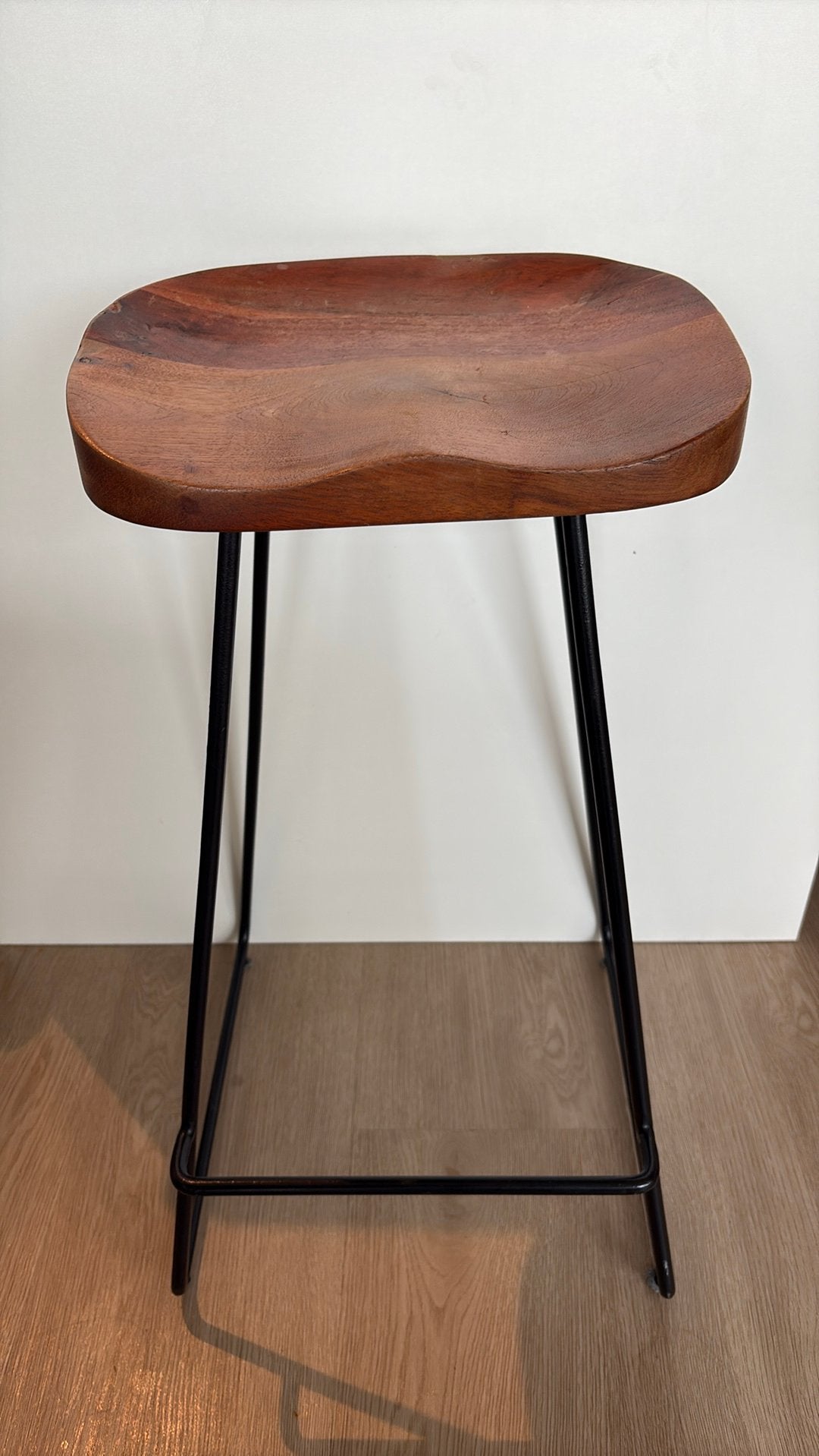 Vintage houten krukjes / bijzettafeltjes – set van 2, 1 kruk, Ophalen, Zo goed als nieuw, 60 tot 90 cm