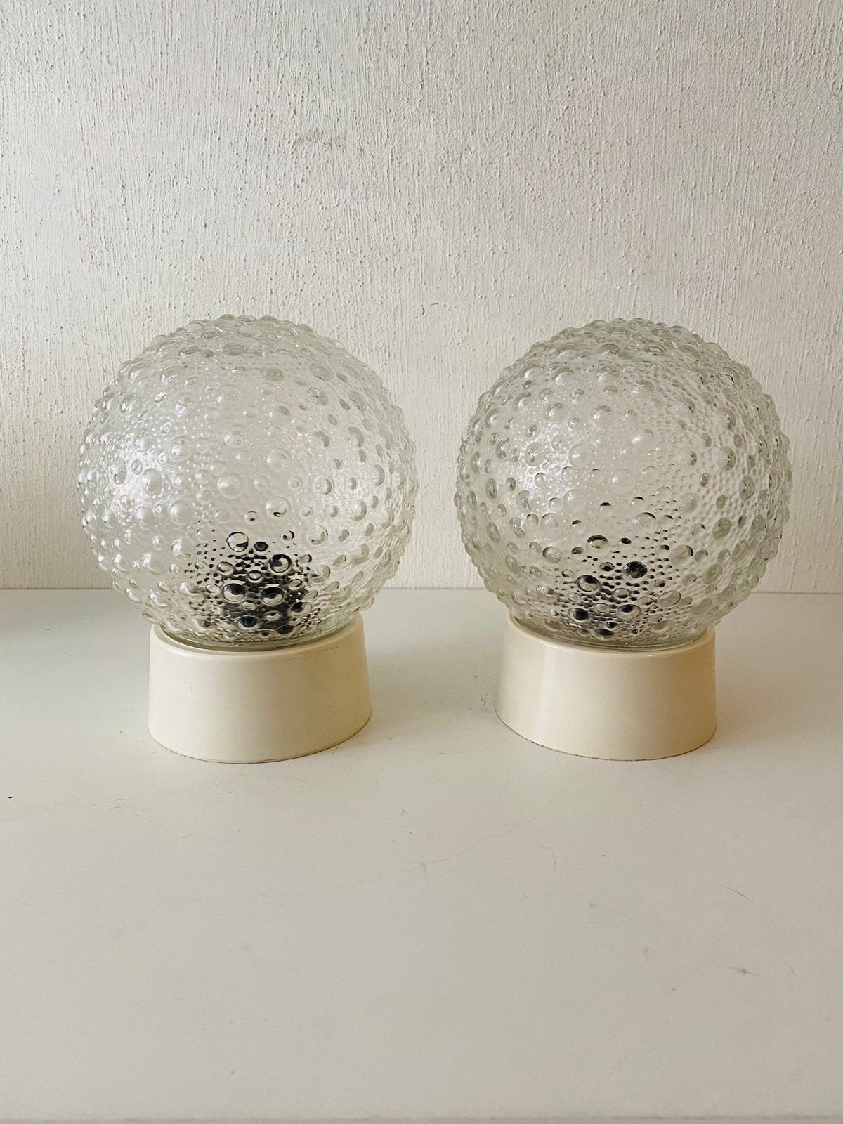 Relief glazen 70s plafondlamp bolletje , 2 in voorr.