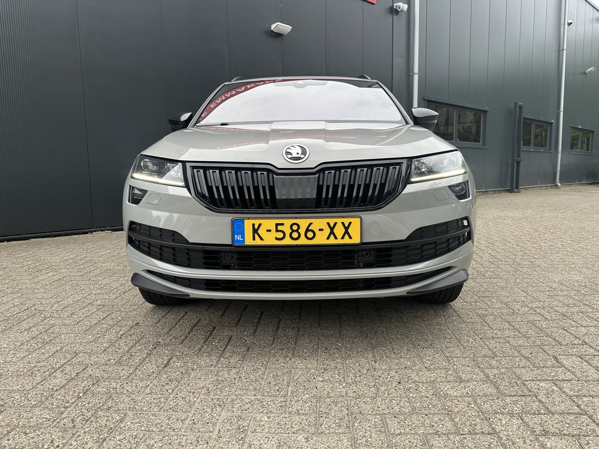 Skoda Karoq 1.5 TSI ACT Sportline Business | Trekhaak | Carp, Auto's, 12 maanden, Stof, 4 cilinders, Bedrijf